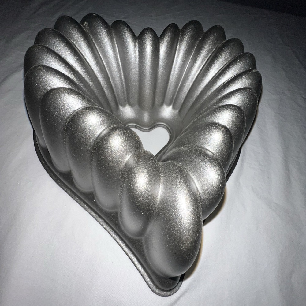 Nordic Ware Elegant Heart Mold Heavy Cast Aluminum Bundt Cake Pan 10 Cup Love - Picture 3 of 10